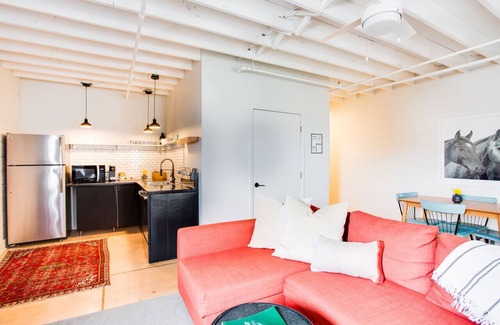 East Market District Appartement | Market #8 · Stellar Suites | The Sunset Suite | NuLu | Bikes