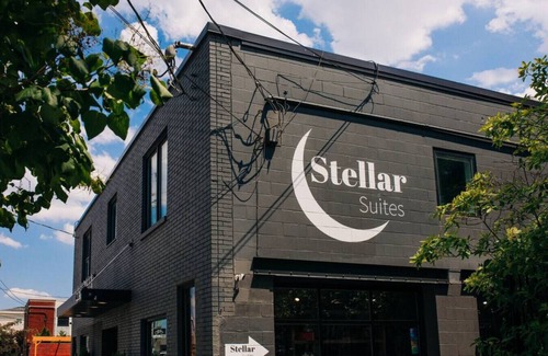 East Market District Appartement | Market #8 · Stellar Suites | The Sunset Suite | NuLu | Bikes