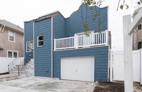 Long Beach Maison | Market Place Spacious Blue-Long Beach Home