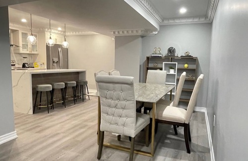 Markham Appartement | Markham Comfort Stay – 3 King Beds, 2 Baths, Close to Golf & Trails