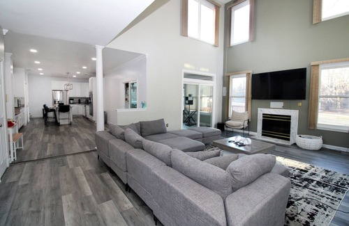 Upper Marlboro Maison | Marlboro Mansion - Located on over 2 Acres in Upper Marlboro, MD