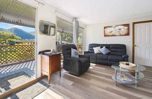 Marlow Maison | Marlow Lost Buoys Inn ** Boat Access ONLY **
