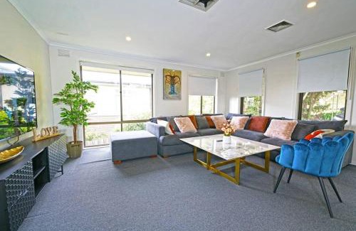 Ringwood Maison | Maroondah 3BR Brick Entire Home Free Wi-Fi Parking