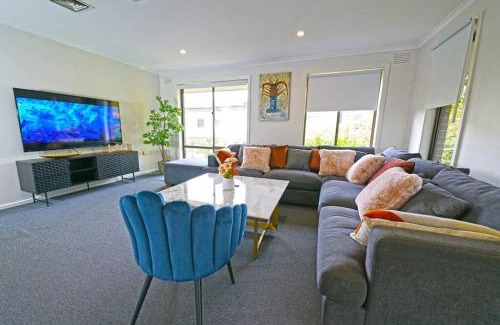 Ringwood Maison | Maroondah 3BR Brick Entire Home Free Wi-Fi Parking