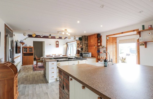 Lanark Cottage | MARSHILL FARM HOUSE, pet friendly, with hot tub in Kirkmuirhill