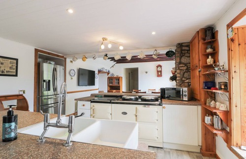 Lanark Cottage | MARSHILL FARM HOUSE, pet friendly, with hot tub in Kirkmuirhill