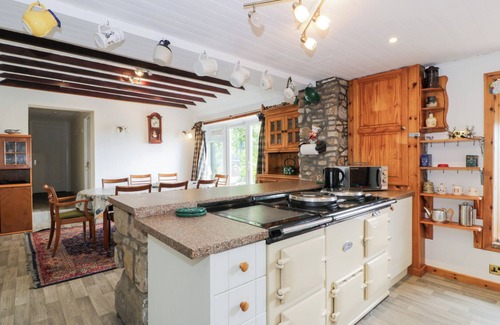 Lanark Cottage | MARSHILL FARM HOUSE, pet friendly, with hot tub in Kirkmuirhill