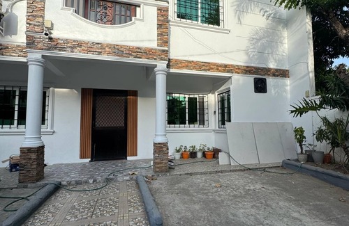 Las Pinas Maison | Marvelous 4-bedroom house with AC in Las Piñas