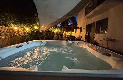 Tarzana Maison | Marvelous 4-bedroom house in Los Angeles with Jacuzzi!