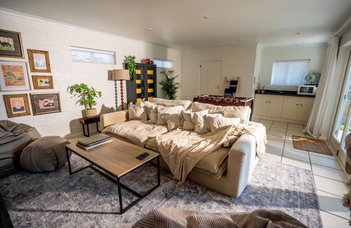Cape Peninsula Maison | Marvelous 5-bedroom house with WiFi, pool, beach and more in Cape Town