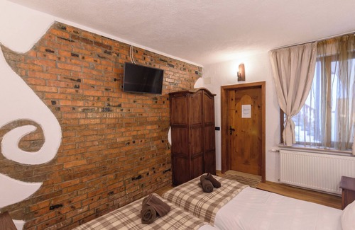 Old Town Chalet De Ski | Marvelous 8-bedroom catered ski chalet in Bansko with Total Chalets