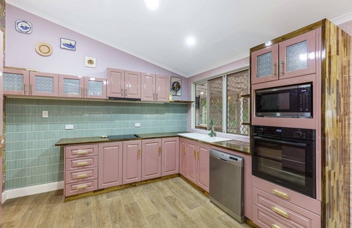 Gympie Maison | Mary's Manor - Stylish & Luxurious 3 Bedroom House - Pets Allowed!