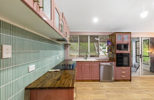 Gympie Maison | Mary's Manor - Stylish & Luxurious 3 Bedroom House - Pets Allowed!