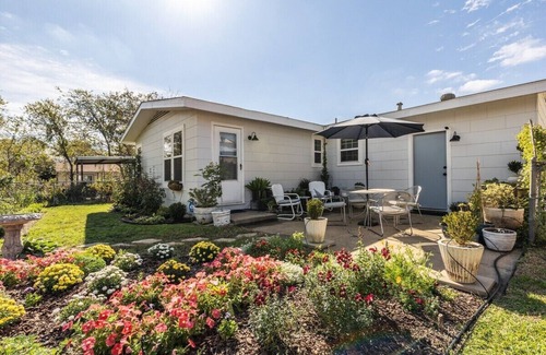 Fort Worth Maison | Charming Home / Quiet Neighborhood / Beautiful Gardens