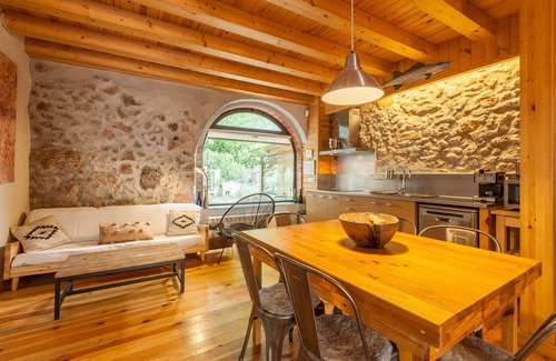 Pontons Maison | Maison de vacances 'Masia Spa Can Pascol Casa Ecologica' avec vue montagne et piscine