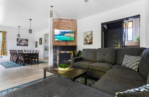 Niagara Falls Maison | Massive 11BR Home Ideal for Reunions