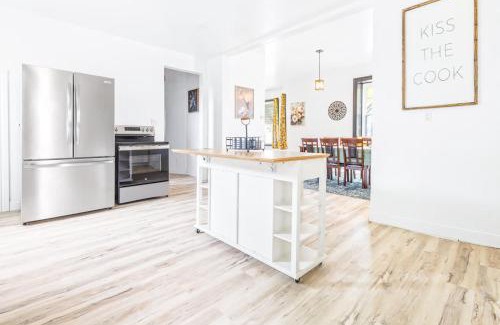 Niagara Falls Maison | Massive 11BR Home Ideal for Reunions