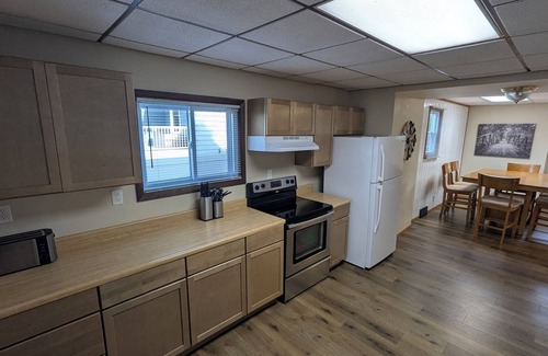 West Baraboo Maison | Massive 2-bedroom lower unit with fast WI-FI & in unit washer/dryer