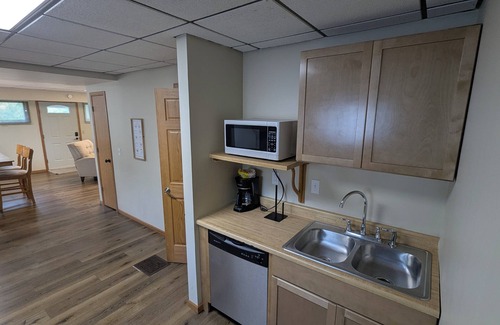 West Baraboo Maison | Massive 2-bedroom lower unit with fast WI-FI & in unit washer/dryer