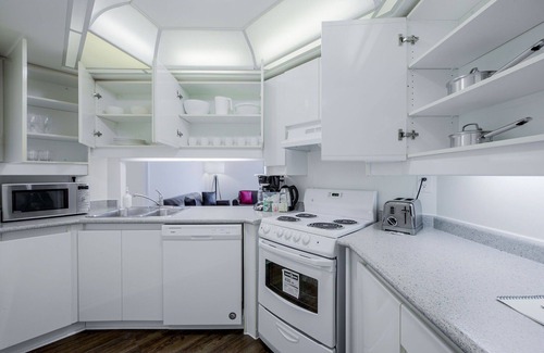 Downtown Toronto Appartement | MASSIVE 2Bed 2Bath Bay St. Condo w. 2 Balconies / Patios & FREE Parking SLEEPS 7