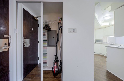 Downtown Toronto Appartement | MASSIVE 2Bed 2Bath Bay St. Condo w. 2 Balconies / Patios & FREE Parking SLEEPS 7