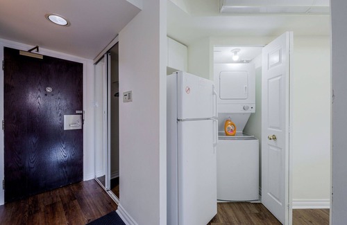 Downtown Toronto Appartement | MASSIVE 2Bed 2Bath Bay St. Condo w. 2 Balconies / Patios & FREE Parking SLEEPS 7