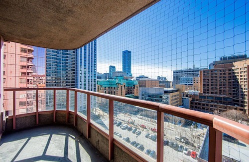 Downtown Toronto Appartement | MASSIVE 2Bed 2Bath Bay St. Condo w. 2 Balconies / Patios & FREE Parking SLEEPS 7