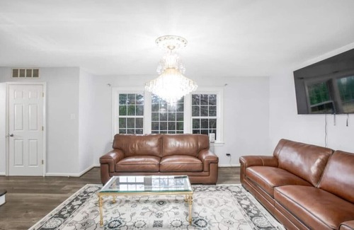 Wolf Trap Maison | 493) Massive 4 bedroom with tons of space!