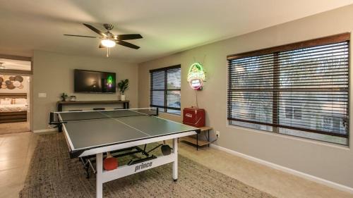 Gilbert Ranch Maison | Massive 5 bdrm Getaway wPool, Hot Tub, Game Room