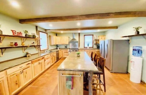 Dixon Cabine | MASSIVE 5 BED WATERFRONT COZY CABIN GETAWAY!