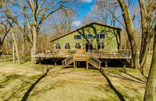 Dixon Cabine | MASSIVE 5 BED WATERFRONT COZY CABIN GETAWAY!