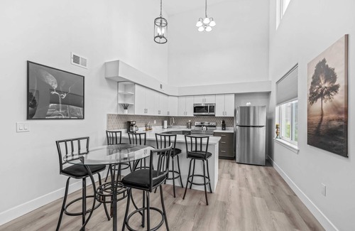 Center City Appartement | Massive 8 Bedroom Complex, 2 Garage Parking