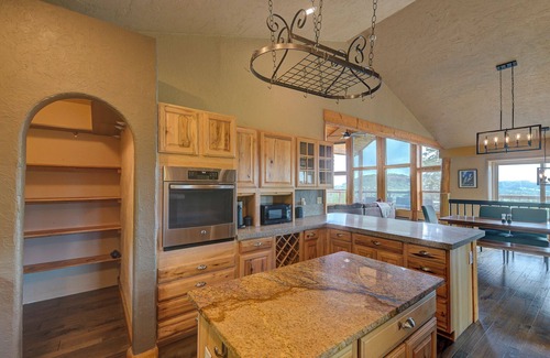 Palmer Lake Maison | Massive Deck + Sunroom Sleeps 13