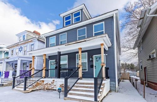Livingston Park Maison | Massive home downtown with Hot Tub