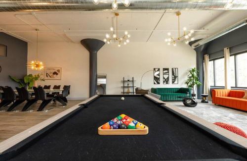 Near South Side Appartement | Massive Luxury 5BR Loft for groups up to 12 guests with Optional parking and Gym Access Near McCormick Place and Soldier Field
