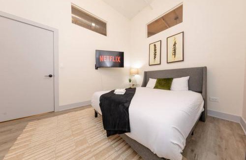 Near South Side Appartement | Massive Luxury 5BR Loft for groups up to 12 guests with Optional parking and Gym Access Near McCormick Place and Soldier Field