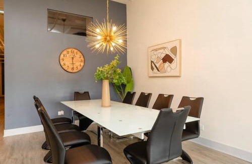 Near South Side Appartement | Massive Luxury 5BR Loft for groups up to 12 guests with Optional parking and Gym Access Near McCormick Place and Soldier Field