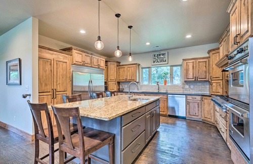 Peck Maison | Massive Peck Home w/ Woods & Creek to Explore