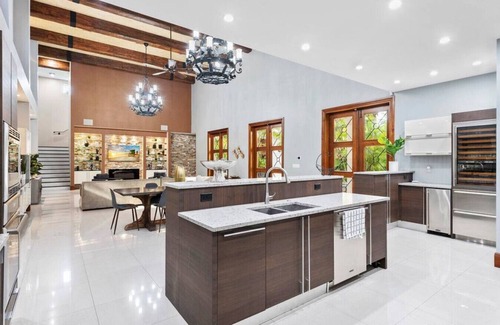 Downtown Fort Lauderdale Villa | Massive Villa with GYM, POOL, JACUZZI !! Sleeps 12