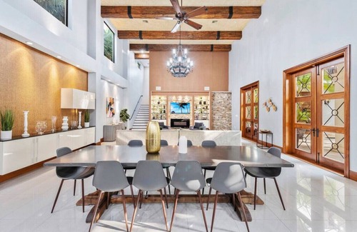 Downtown Fort Lauderdale Villa | Massive Villa with GYM, POOL, JACUZZI !! Sleeps 12
