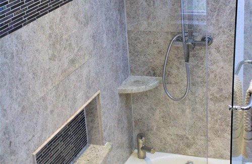 North Cleveland Park Maison | Salle de bain privée attenante à la chambre principale à Pristine DC