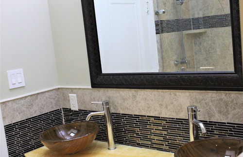 North Cleveland Park Maison | Salle de bain privée attenante à la chambre principale à Pristine DC