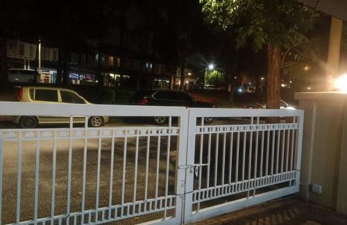 Petaling Jaya Maison | Master Bedroom near IOI Mall Damansara