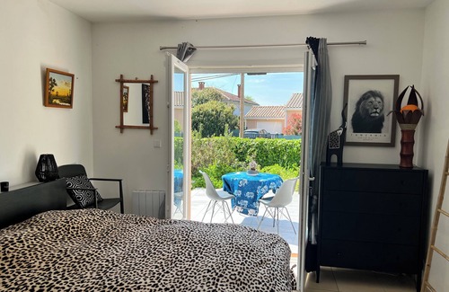 Gaillac Lit Et Petit-Déjeuner | Master suite in single-storey house with terrace