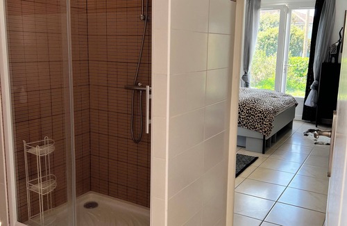 Gaillac Lit Et Petit-Déjeuner | Master suite in single-storey house with terrace