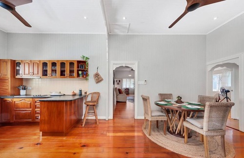Cairns North Maison | Masterfully Restored Queenslander Near Esplanade
