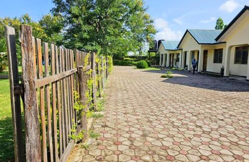 Mlingotini Maison | MaTemu Square - 12 Cottages Breakfast Swimming