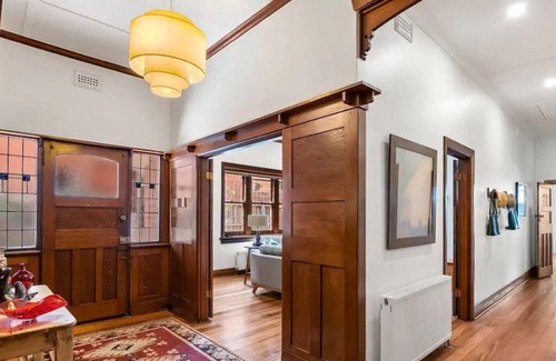 St. Kilda East Maison | "Mayfair" it is! Massive A+ Edwardian 4 Bdr Home, sleeps 8. A+ stay.