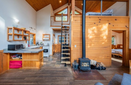Ashland Cabine | Mayfield Gardens Cabin w/ Jacuzzi and Wood Stove at Green Springs Inn