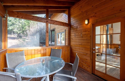 Ashland Cabine | Mayfield Gardens Cabin w/ Jacuzzi and Wood Stove at Green Springs Inn
